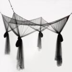 Kupolo formos lovos baldakimas su tinkleliu nuo uodų ir dekoratyviniais burbuliukais (Juoda)