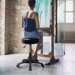 Reguliuojamo aukščio pasukama taburetė su ratukais (Juoda)