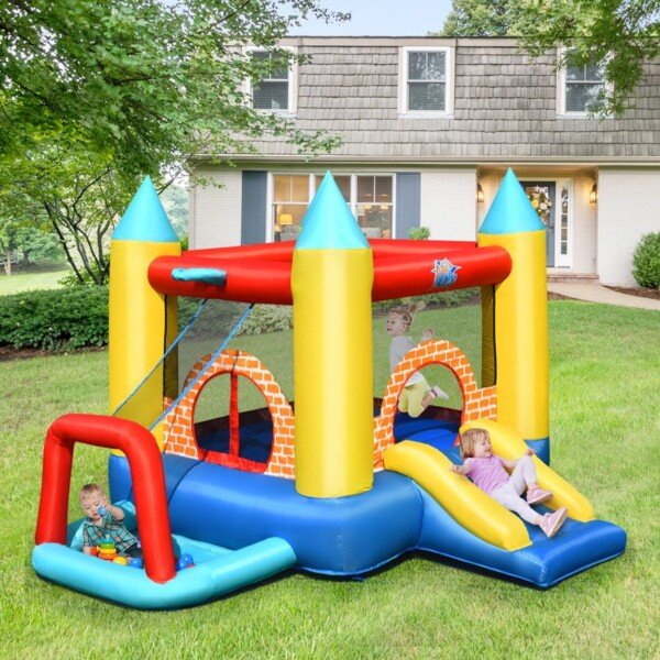 Pripučiama pilis su čiuožykla ir kamuoliukais (Įvairiaspalvė)