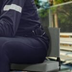 Sulankstoma stadiono kėdė su atlošu (Tamsiai pilka)
