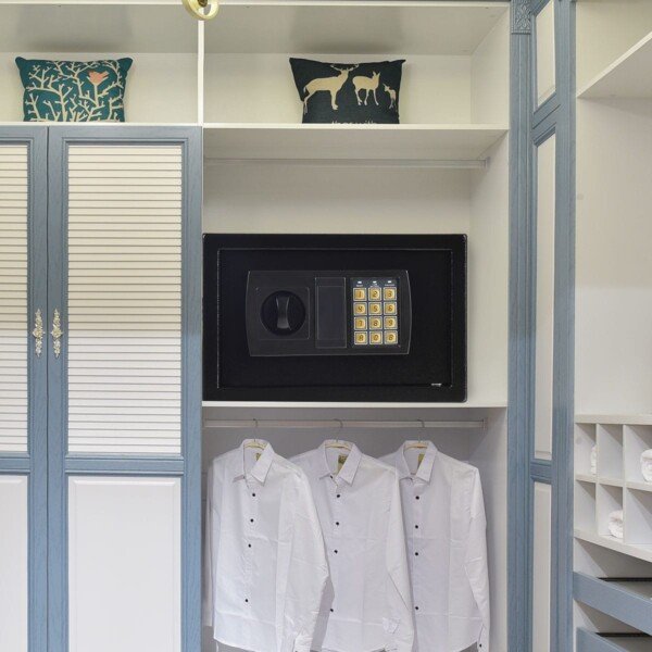 Skaitmeninis seifas su elektronine spyna ir atsarginiais raktais (Juoda)