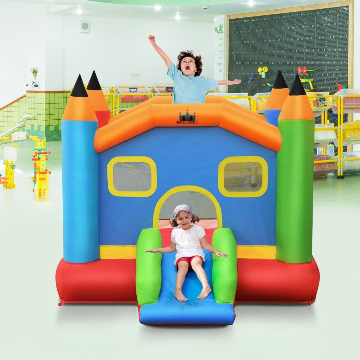 Pripučiama pilis su čiuožykla ir apsauginiu tinklu (Įvairiaspalvė)