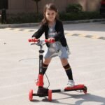 Vaikutis paspirtukas su keturiais ratukais ir rankiniu stabdžiu (Raudona)