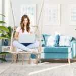 Pakabinama kėdė su makramė detalėmis ir kutais (Smėlio)