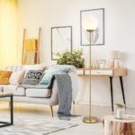 Aukšta 170 cm pastatoma lempa su matinio stiklo gaubtu ir 2 3 m laidu (Auksinė)