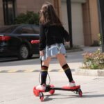 Vaikutis paspirtukas su keturiais ratukais ir rankiniu stabdžiu (Raudona)