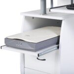 Kompiuterio stalas su ištraukiamu klaviatūros stalčiumi ir spausdintuvo lentyna (Balta)