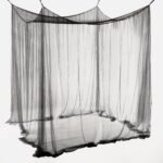 Kupolo formos lovos baldakimas su tinkleliu nuo uodų ir dekoratyviniais burbuliukais (Juoda)