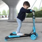Vaikščioti pritaikytas paspirtukas su keturiais ratukais ir rankiniu stabdžiu (Mėlyna)