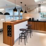 2 vnt. Apvalių reguliuojamo aukščio baro kėdžių su atrama kojoms (Juoda)