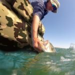 Pripučiama valtis žvejybai su laikymo kišenėmis ir matuokliu (Tamsi (maskuojanti))