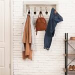 Sieninė spintelė su penkiais kabliukais ir lentyna (Balta)