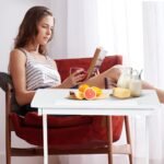 C formos staliukas su metaliniu rėmu (Balta)