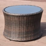 Poliratano lauko poilsio baldų komplektas su dviem krėslais ir stalu (Ruda)