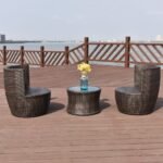 Poliratano lauko poilsio baldų komplektas su dviem krėslais ir stalu (Ruda)