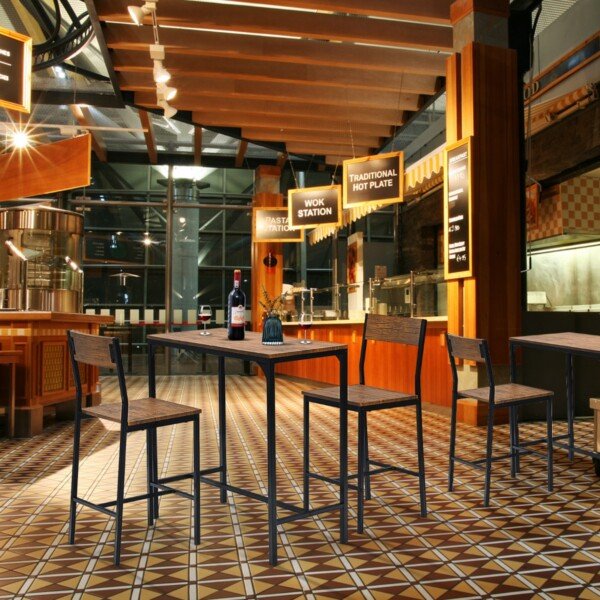 Baro stalas ir dvi kėdės metaliniu rėmu ir medžio rašto apdaila (Rustiška ruda)