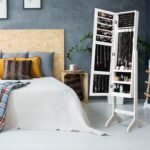 Pastatoma papuošalų spintelė su veidrodžiu ir reguliuojamu kampu (Balta)