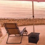 Rataninis lauko staliukas su skėčio laikikliu (Tamsiai ruda)