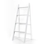 Medinis keturių pakopų pakabinamas rankšluosčių stovas (Balta)