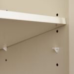 Aukšta komoda su reguliuojamomis lentynomis (Balta)