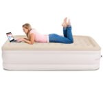 Savaime prisipučiantis oro čiužinys su integruotu elektriniu siurbliu (Chaki)