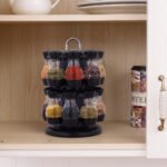 Besisukantis prieskonių stovas su 16 indelių (Juoda)