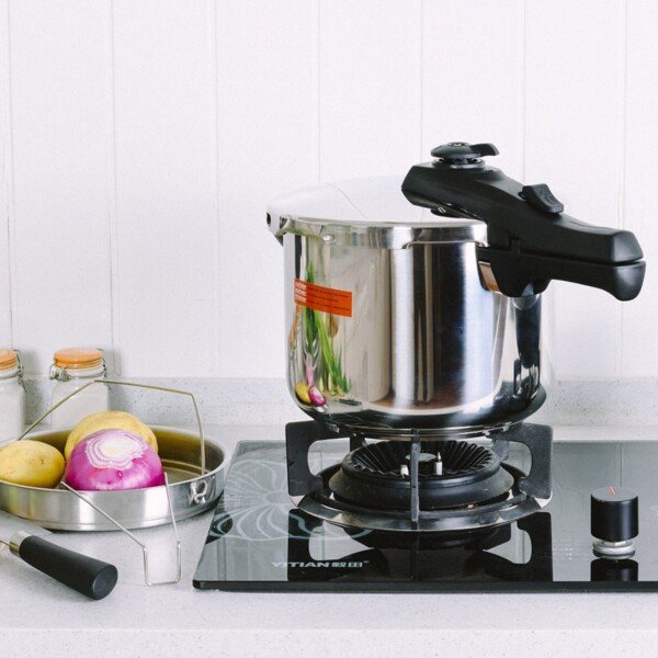 Greitpuodis 6 l nerūdijančio plieno (Juoda ir sidabrinė)