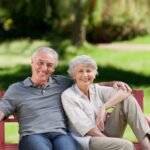 Trivietis sodo suoliukas iš ketaus ir plieno 127 cm (Raudona)