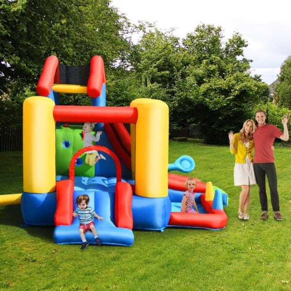 Pripučiama pilis su čiuožykla ir kamuoliukais (Spalvinga)