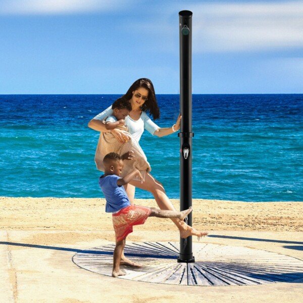 Saulės energija šildoma lauko dušo sistema su kojų plovimo funkcija (Juoda)