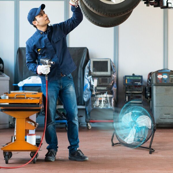 Galingas grindų ventiliatorius su 3 greičio pakopomis ir 51 cm skersmeniu (Juoda)