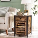 Pramoninio stiliaus naktinis staliukas su reguliuojama lentyna (Rustiška ruda)