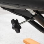 Poilsio krėslas su pakoju, atlenkiamu atlošu ir supamuoju mechanizmu