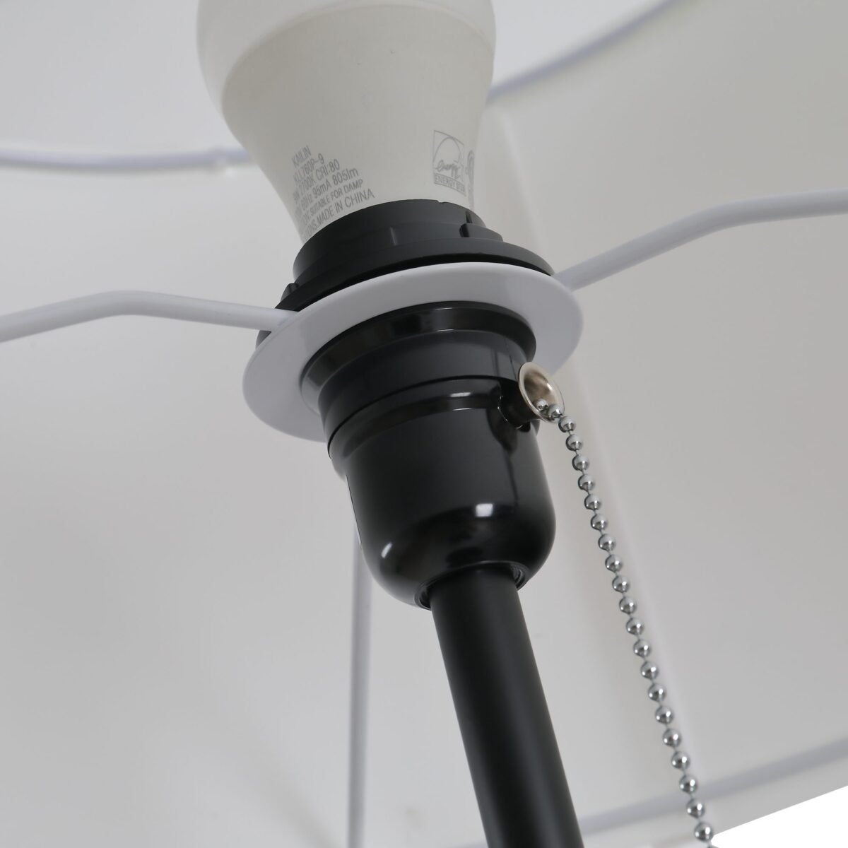 Grindų šviestuvas su trikoju pagrindu ir traukiamuoju jungikliu