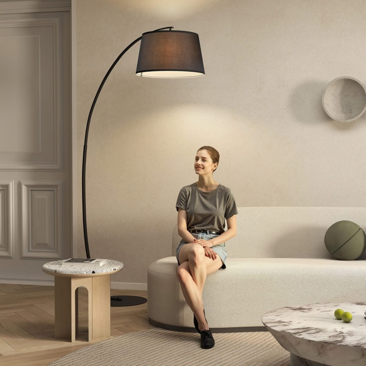 Modernaus dizaino išlenktas toršeras su medžiaginiu gaubtu