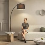 Modernaus dizaino išlenktas toršeras su medžiaginiu gaubtu