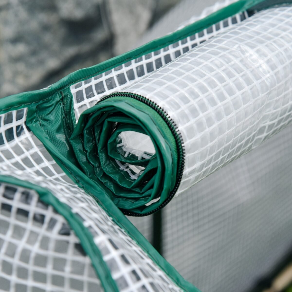 Pakeliamas gėlynas su ritinine plėvelės danga