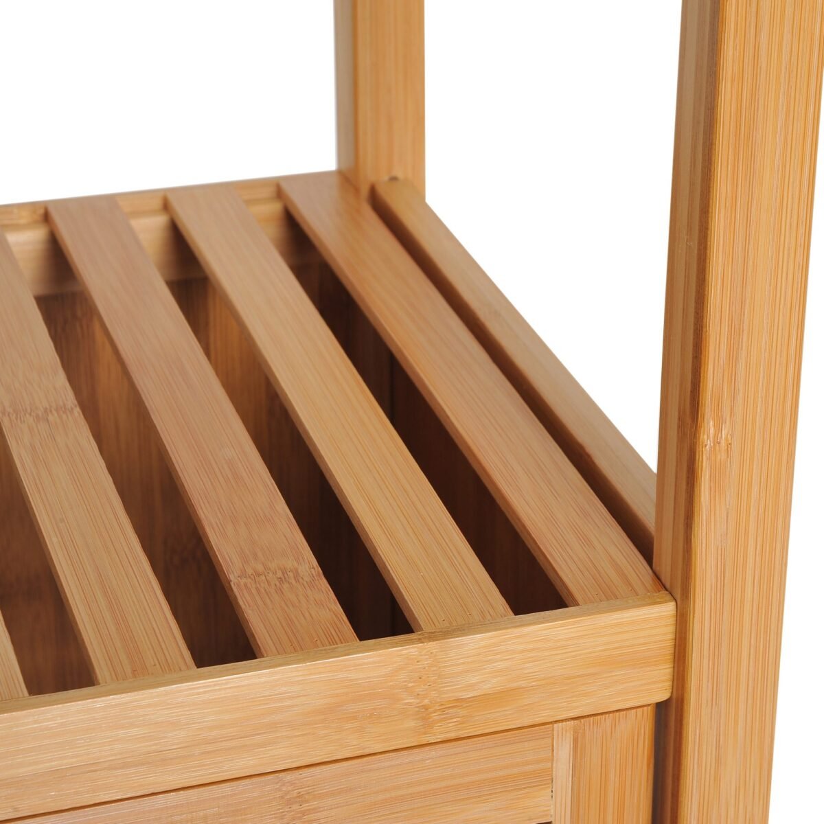 Pastatoma siaura aukšta vonios spintelė su lentynomis ir žaliuzinėmis durelėmis