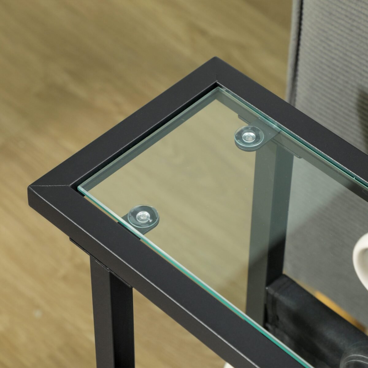 Siauras pristatomasis staliukas su stikliniu stalviršiu ir audinio krepšiu