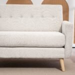 Kompaktiška aksominė dviejų vietų sofa