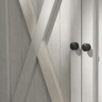 Medinė sodo įrankių spinta su bituminiu stogu ir lentynomis