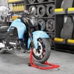 Reguliuojamas motociklo stovas priekiniam ir galiniam ratui – 544 kg keliamoji galia