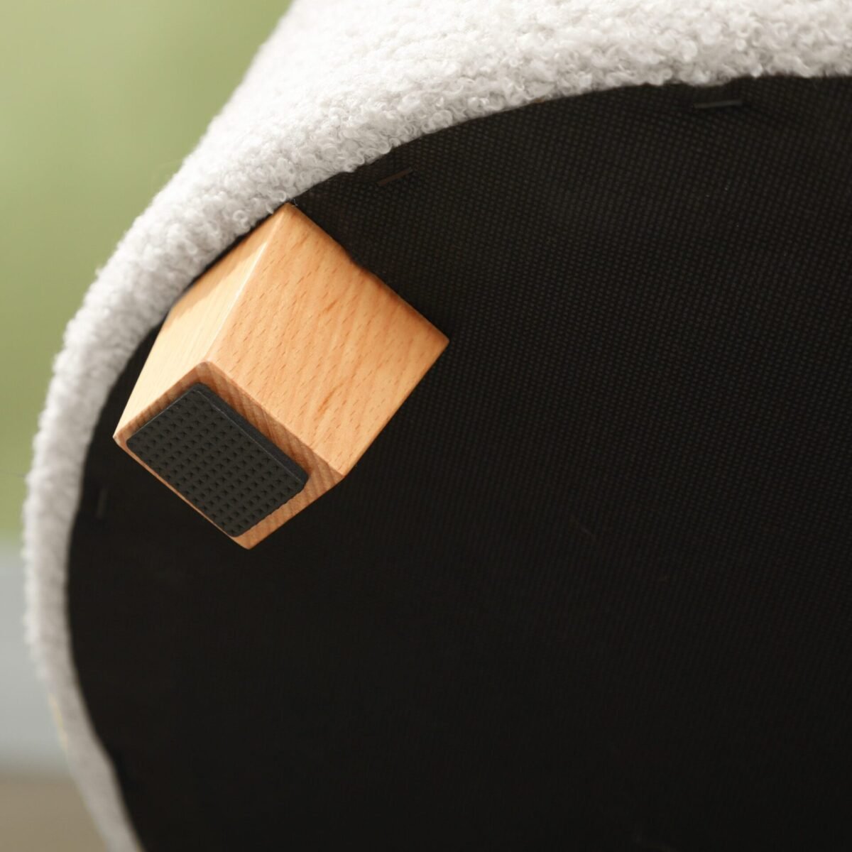 Apvalus pufas su daiktadėže ir medinėmis kojelėmis