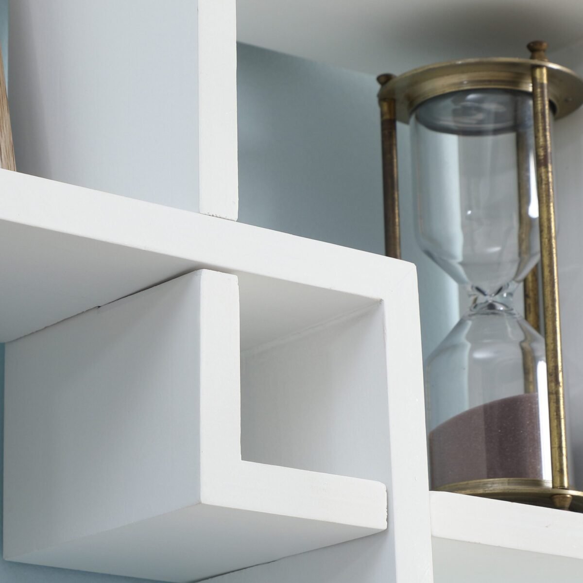 Pakabinama medžio masyvo lentyna su 5 įvairaus dydžio kubeliais