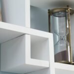 Pakabinama medžio masyvo lentyna su 5 įvairaus dydžio kubeliais