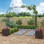 Sodo arka su laistytuvais ir augalų atrama (Ruda)