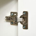 Svetainės spintelė su 2 stalčiais, reguliuojamomis lentynomis ir paspaudžiamu atidarymo mechanizmu