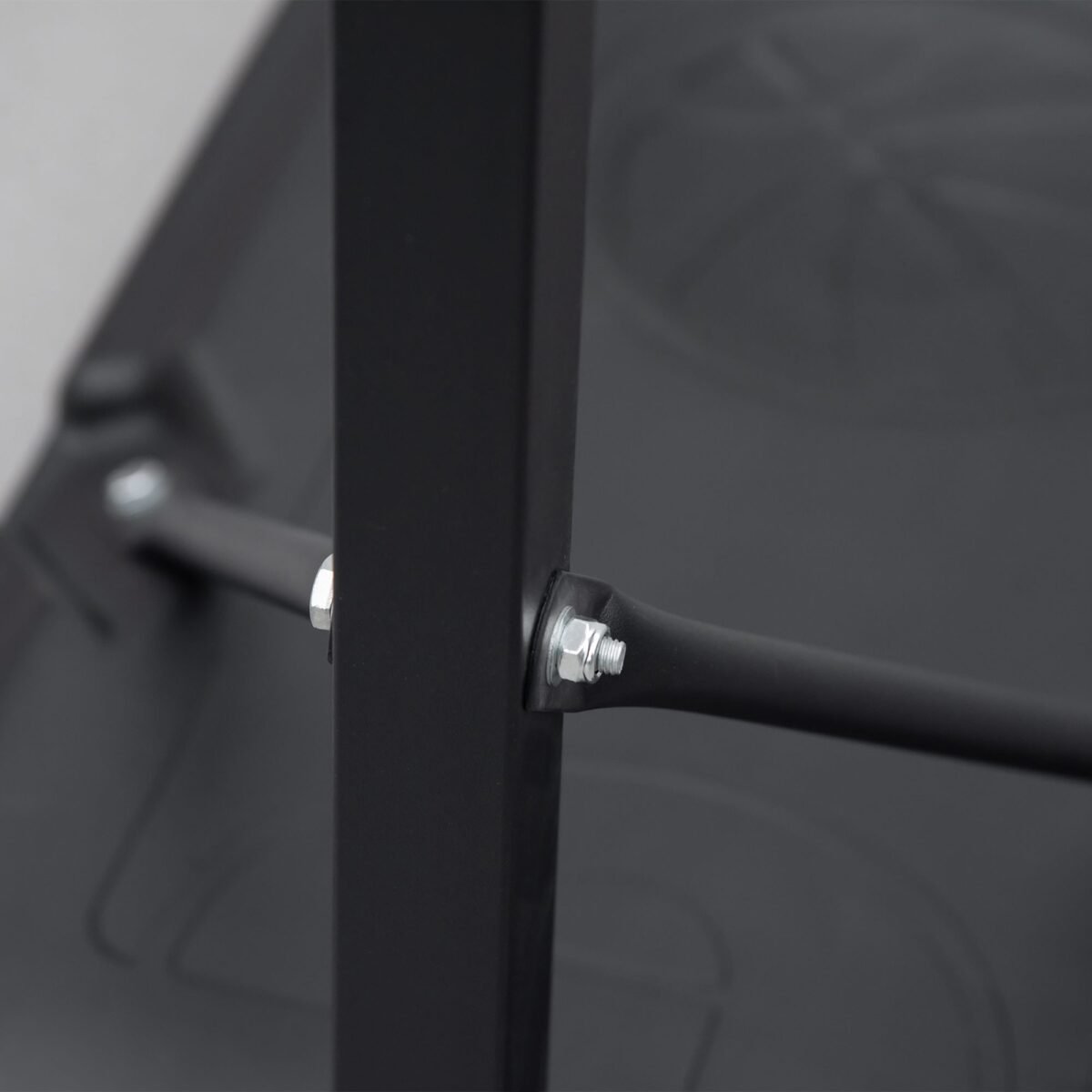 Reguliuojamo aukščio krepšinio stovas su pripildomu pagrindu