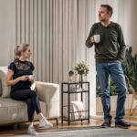 Siauras regalas su trimis stiklinėmis lentynomis