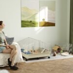 Dviaukštis narvas smulkiems gyvūnams su erdviu aptvaru ir ratukais